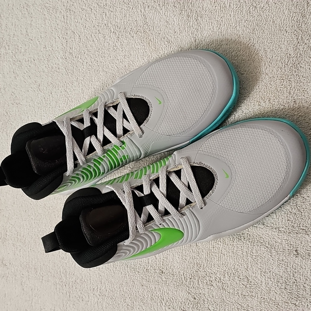 Nike boys team hustle basketball shoes